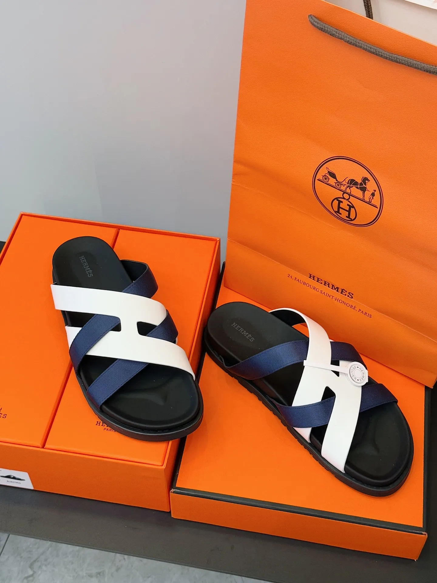 p300💰Men's Shoes Hermes Men's Kazimir Slippers - Top quality woven calfskin functional sandals with an intertwined upper inspired by the "H" iconic pattern to create a casual look, perfect for summer. Imported cowhide + cowhide lining + rubber outsole Size: 39-44 (customized at 38.45.46)